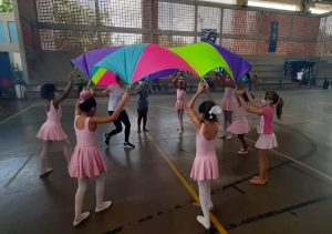 Meninas fazendo Ballet na Vila Olímpica da Maré