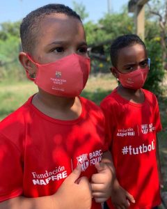 Meninos do Projeto FutebolNet da Fundação Barça na Vila Olímpica da Maré