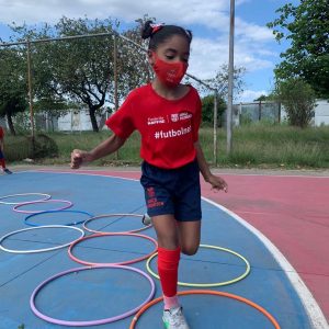 Futebol feminino da Fundação Barça na Vila Olímpica da Maré