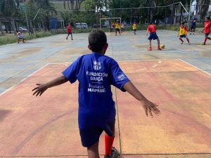 Meninos do projeto FutebolNet jogando bola na Vila Olímpica da Maré