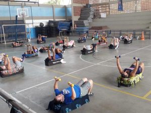 Adultos fazendo aula da ginástica na Vila Olímpica da Maré